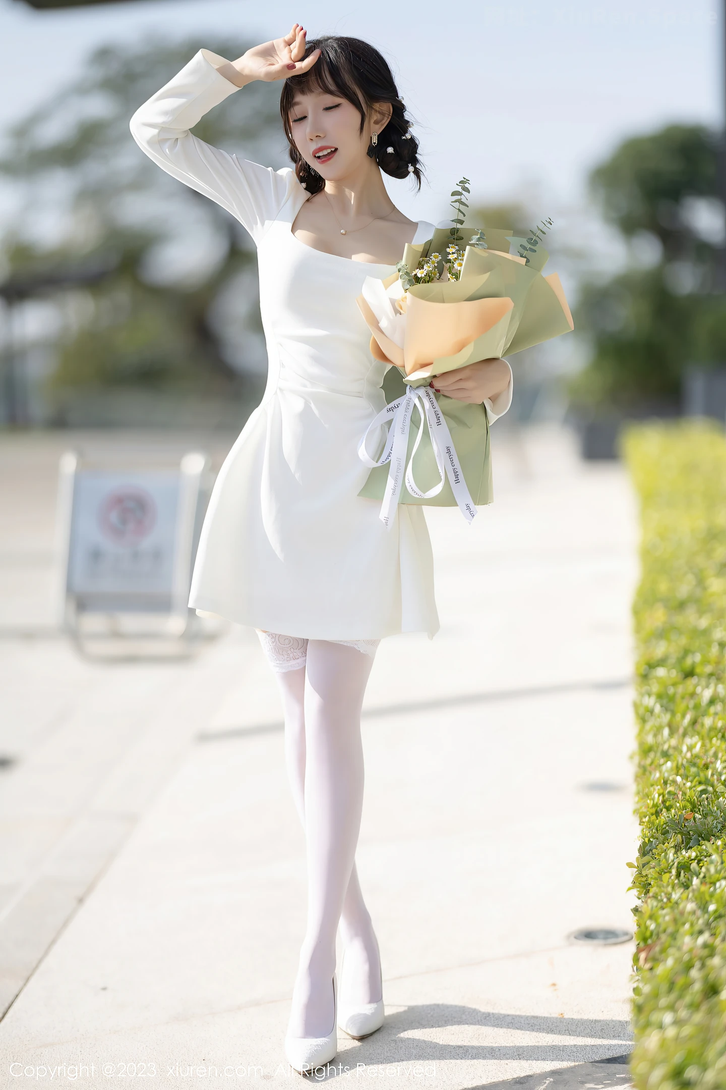 图片[2]-[XiuRen秀人网]2023.04.06 NO.6528 波巧酱 白色连衣裙与透视情趣内衣加丝袜美腿性感私房写真集-秀人网官方网站